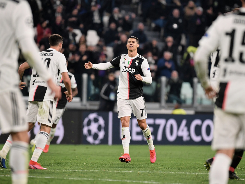 男子举重比赛即将开赛，训练馆内拼气势展实力